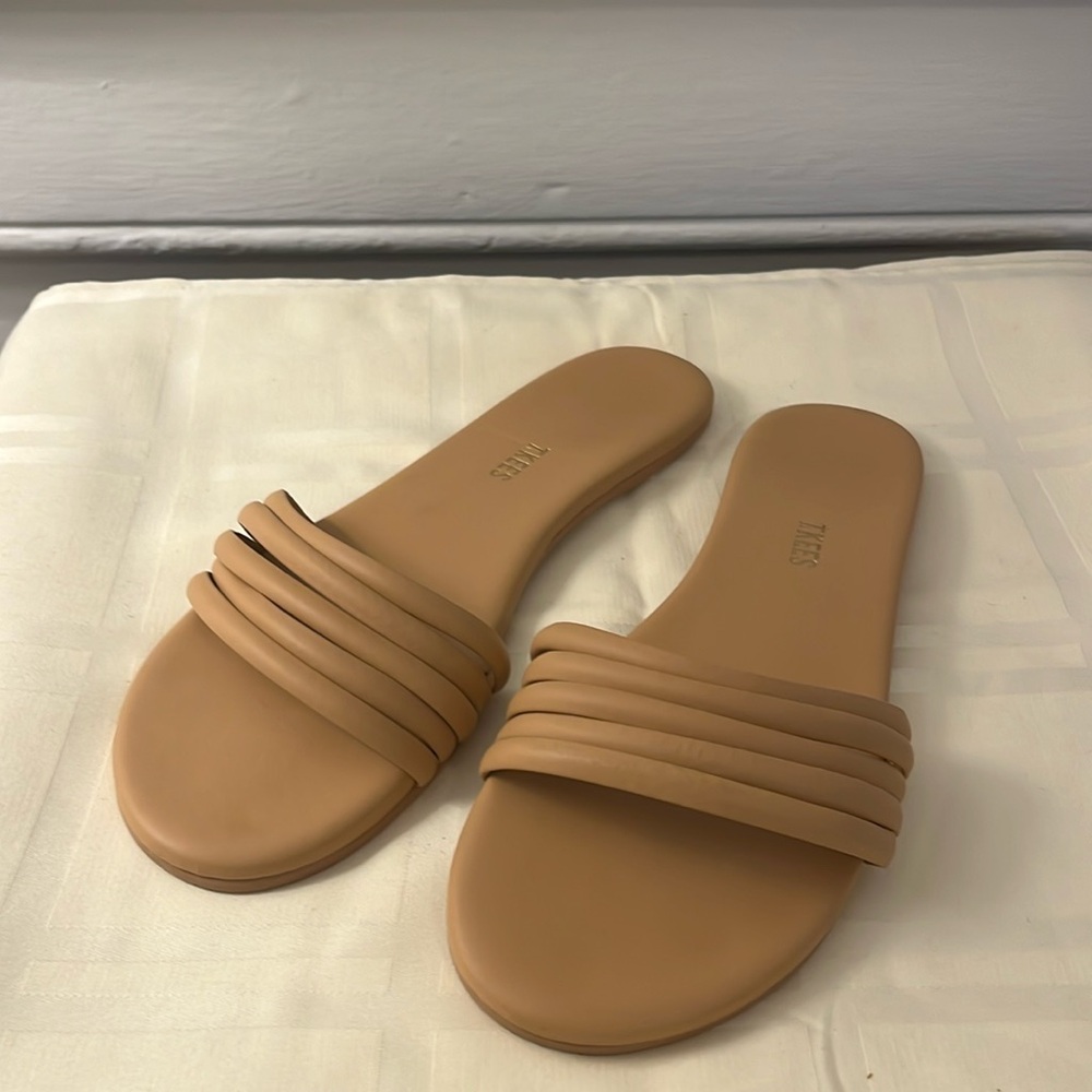 TKEES Serena slides in color “pout” size 10